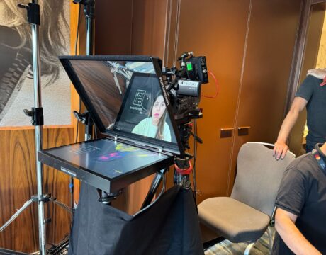 Interview en junket à Cannes : un réalisateur s'adresse directement à la caméra grâce à un Interrotron, créant une connexion naturelle avec le spectateur.