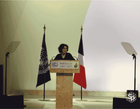 Deux prompteurs conférenciers installés sur un pupitre lors d’un événement international à Paris.