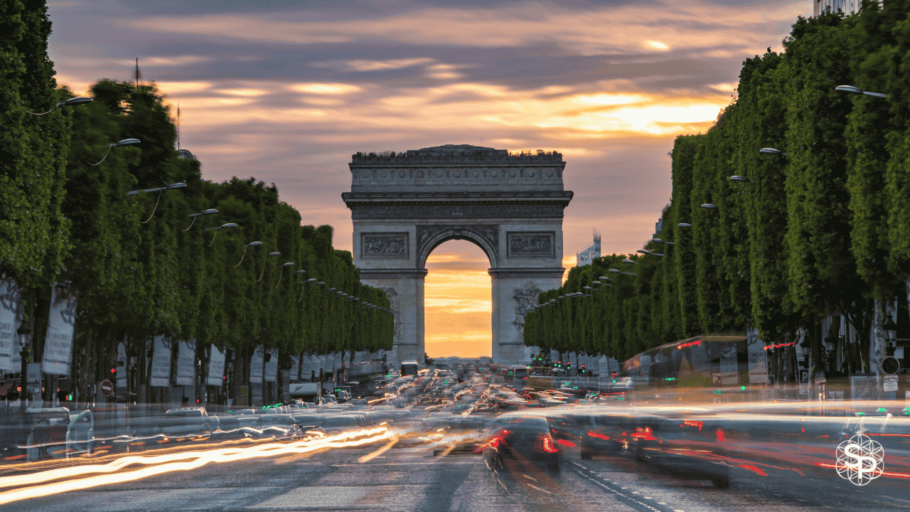 Vue de l'Arc de Triomphe à Paris, symbolisant l'antenne locale de Solutions Prompteur pour une intervention rapide en Île-de-France