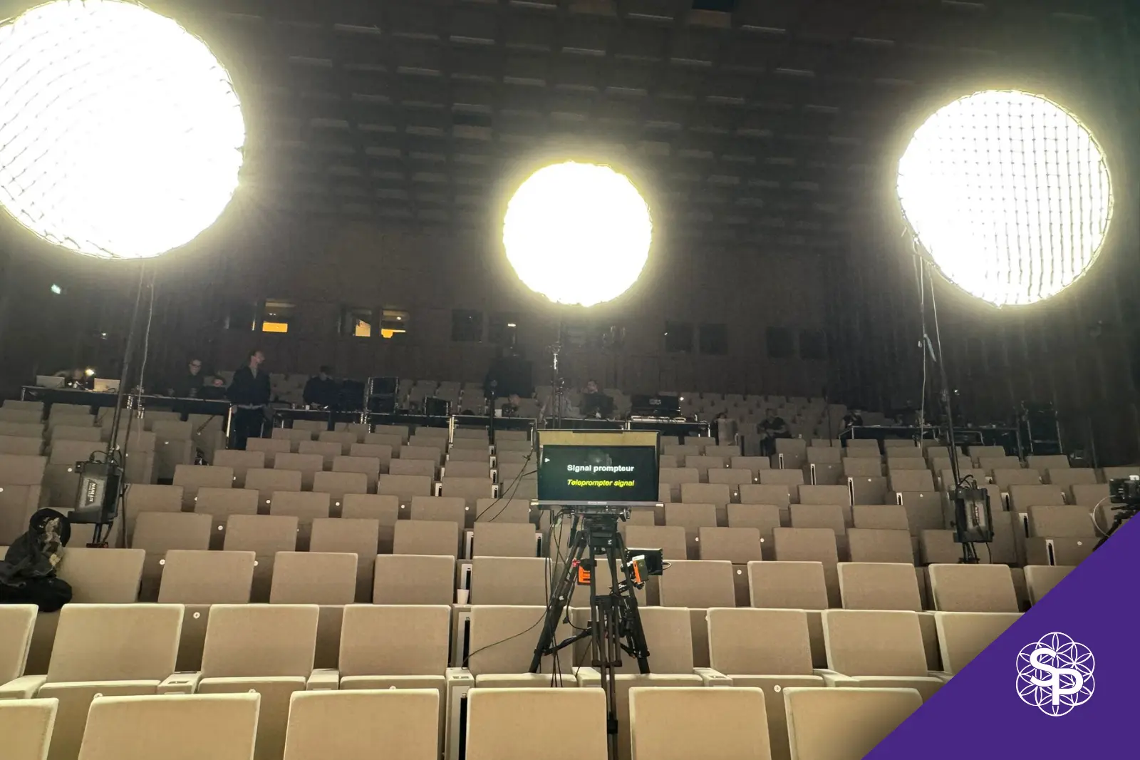 Qu&rsquo;est-ce qu&rsquo;un prompteur ? Définition et fonctionnement