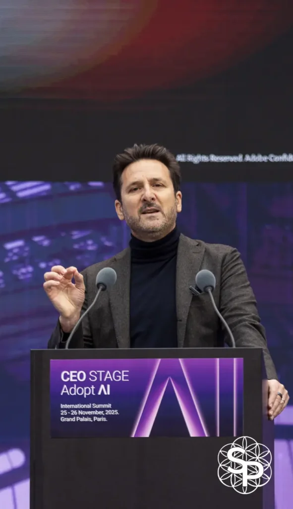 Un orateur s'exprime lors du sommet 'CEO STAGE ADOPT AI' au Grand Palais à Paris. Deux vitres de prompteur conférencier présidentiel fournies par Solutions Prompteur sont installées de part et d'autre du pupitre, affichant discrètement le texte du discours défilant. Photographe : Fabrice Meuwissen