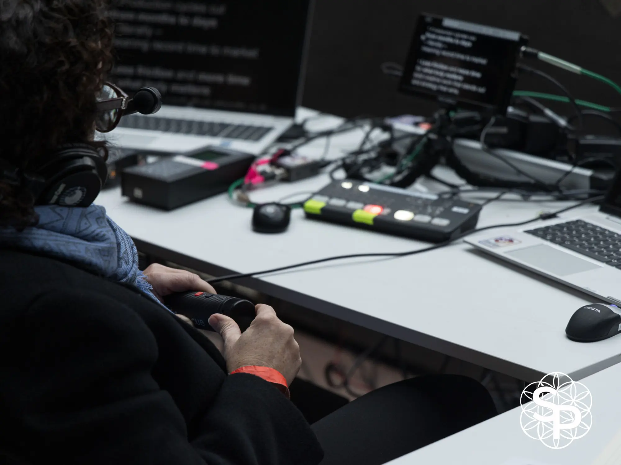 Lucía Arribas, opératrice experte de Solutions Prompteur, assure le prompteur en direct lors du sommet 'CEO STAGE ADOPT AI' au Grand Palais à Paris. Concentrée derrière son poste de contrôle, elle supervise la synchronisation du discours pour un orateur de haut niveau. Photographe : Fabrice Meuwissen