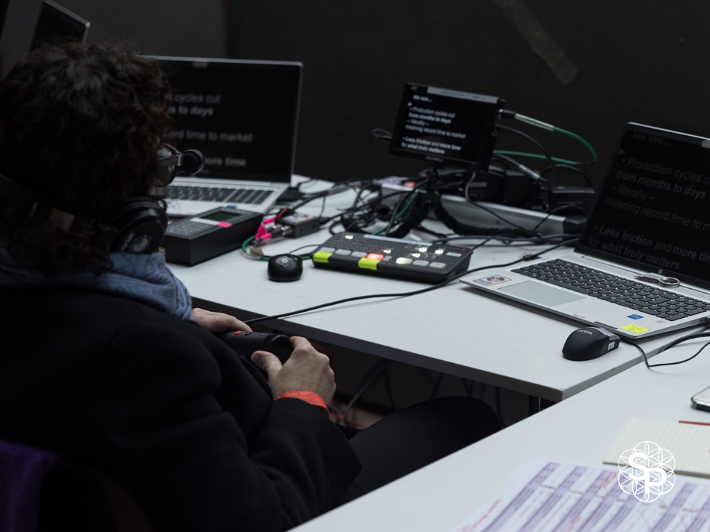 Un opérateur prompteur en pleine préparation technique devant ses écrans et sa molette de contrôle. photo par Fabrice Meuwissen