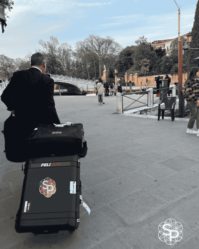 livraison-installation-prompteur-paris (1) Matériel Solutions Prompteur prêt à être installé, avec caisses de transport sur le lieu d’un tournage à Paris, pour une prestation clé en main assurée par des techniciens expérimentés.