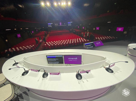 location-prompteur-scene-assemblee-generale Plusieurs prompteurs scène lors de l’assemblée générale Vivendi 2022, utilisés pour faciliter les interventions des orateurs.