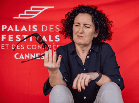 lunettes-prompteur-pro-cannes-2025 Lucia Arribas, fondatrice de Solutions Prompteur, présentant les lunettes prompteur pro au salon Heavent Meetings Cannes en 2025.