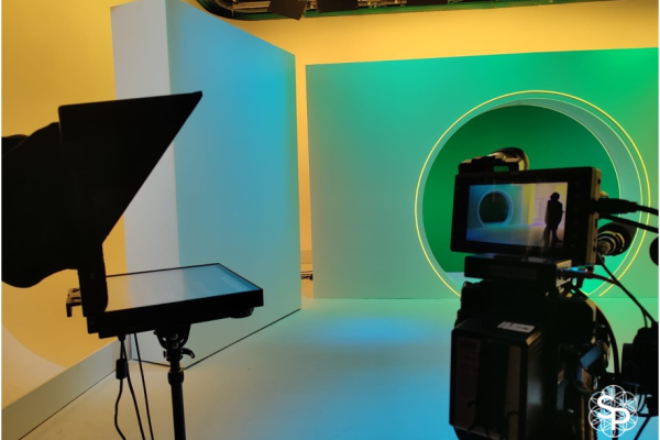 prompteur-camera-location-tournage-studio Prompteur caméra installé en studio professionnel pour un tournage Ubisoft, avec éclairage et matériel technique
